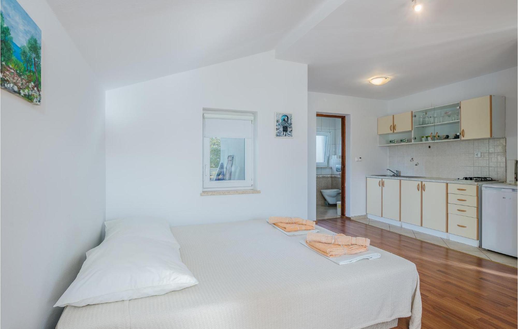 Cozy Apartment In Malinska Dubasnica With Wifi Екстериор снимка
